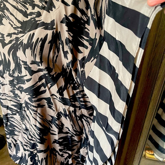 Sophisticated & Sassy! Vince Camuto blouse. Cute with white jeans or skirt. Fun! - Picture 3 of 7